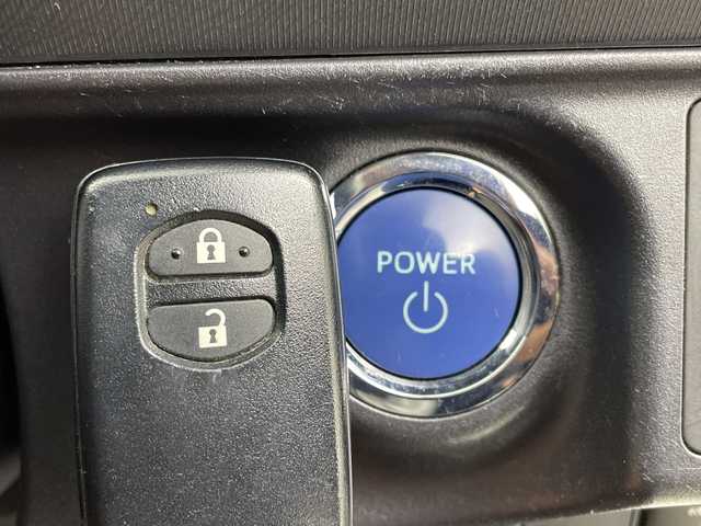 トヨタ アクア G 新潟県 2012(平24)年 12.8万km ライムホワイトパールクリスタルシャイン ディーラー純正メモリナビ/(NSZT-W61G)/(CD.DVD.SD.フルセグ.Bluetooth)/バックカメラ/ステアリングリモコン/オートライト/ビルトインETC/オートエアコン/電動格納ミラー/プッシュスタート/スマートキー/純正フロアマット