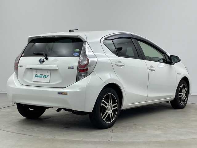 トヨタ アクア G 新潟県 2012(平24)年 12.8万km ライムホワイトパールクリスタルシャイン ディーラー純正メモリナビ/(NSZT-W61G)/(CD.DVD.SD.フルセグ.Bluetooth)/バックカメラ/ステアリングリモコン/オートライト/ビルトインETC/オートエアコン/電動格納ミラー/プッシュスタート/スマートキー/純正フロアマット