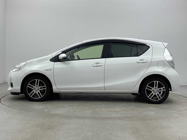 トヨタ アクア G 新潟県 2012(平24)年 12.8万km ライムホワイトパールクリスタルシャイン ディーラー純正メモリナビ/(NSZT-W61G)/(CD.DVD.SD.フルセグ.Bluetooth)/バックカメラ/ステアリングリモコン/オートライト/ビルトインETC/オートエアコン/電動格納ミラー/プッシュスタート/スマートキー/純正フロアマット