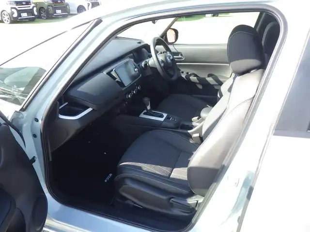 ホンダ フィット e:HEVホーム 千葉県 2024(令6)年 0.2万km フィヨルドミストパール ホンダセンシング/・衝突軽減ブレーキ（CMBS）/・車線維持支援システム（LKAS）/・アダプティブクルーズコントロール（ACC）/・後方誤発進抑制機能/・誤発進抑制機能/純正ナビ/地デジTV/【DVD/CD再生機能　Bluetooth接続】/バックカメラ/ドライブレコーダー/革巻きステアリング/ETC/LEDヘッドライト/ウインカーミラー/コーナーセンサー/サイド/カーテンエアバッグ/Honda スマートキー