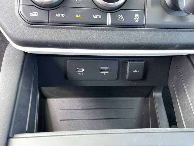 ランドローバー ランドローバー ディフェンダー 110 三重県 2023(令5)年 0.5万km パールⅡ メーカーナビ/全方位カメラ/前後ドラレコ/ETC2.0/USB/タイプC入力/シートヒーター/ブラインドスポットモニター/アダプティブクルーズコントロール/ヒルディセントコントロール/レーンキープアシスト/ブレーキオートホールド/スピードリミット/ダウンヒルアシストコントロール/コントラストブラックルーフ/背面タイヤ/純正18インチAW/LEDヘッドライト