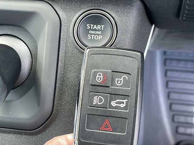 ランドローバー ランドローバー ディフェンダー 110 三重県 2023(令5)年 0.5万km パールⅡ メーカーナビ/全方位カメラ/前後ドラレコ/ETC2.0/USB/タイプC入力/シートヒーター/ブラインドスポットモニター/アダプティブクルーズコントロール/ヒルディセントコントロール/レーンキープアシスト/ブレーキオートホールド/スピードリミット/ダウンヒルアシストコントロール/コントラストブラックルーフ/背面タイヤ/純正18インチAW/LEDヘッドライト