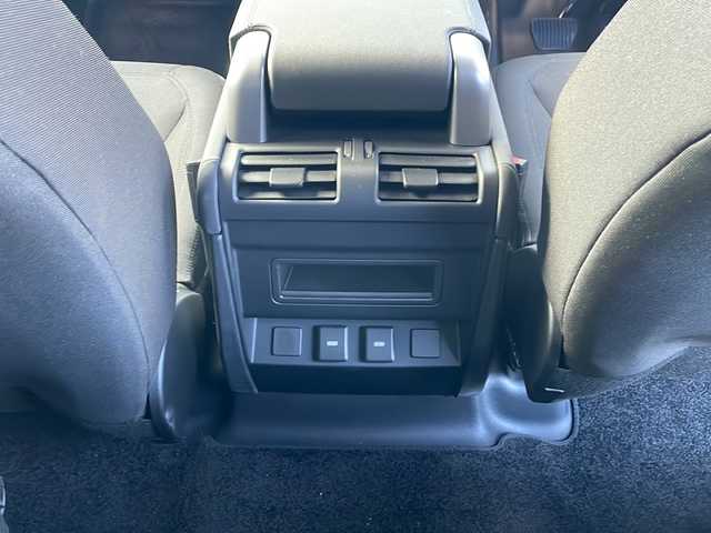 ランドローバー ランドローバー ディフェンダー 110 三重県 2023(令5)年 0.5万km パールⅡ メーカーナビ/全方位カメラ/前後ドラレコ/ETC2.0/USB/タイプC入力/シートヒーター/ブラインドスポットモニター/アダプティブクルーズコントロール/ヒルディセントコントロール/レーンキープアシスト/ブレーキオートホールド/スピードリミット/ダウンヒルアシストコントロール/コントラストブラックルーフ/背面タイヤ/純正18インチAW/LEDヘッドライト