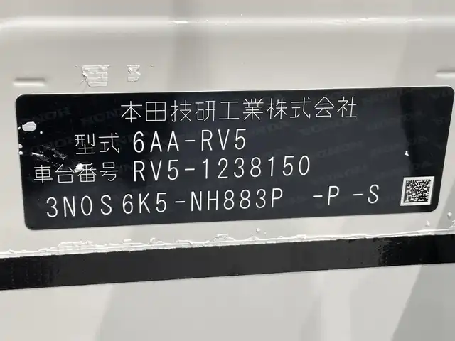 ホンダ ヴェゼル ハイブリッド e:HEV Z 愛知県 2025(令7)年 0.1万km未満 プラチナホワイトパール フロントグリル　ベルリナブラック/ホンダコネクトナビ/Bluetooth/Carplay/フルセグTV/バックカメラ/ETC2.0/ワイヤレス充電器/運転席助手席シートヒーター/ステアリングヒーター/ハンズフリーアクセスパワーテールゲート/LEDシーケンシャルターンシグナルランプ/Honda SENSING/●衝突軽減ブレーキ（CMBS）/●先行車発進お知らせ機能/●歩行者事故低減ステアリング/●路外逸脱抑制機能/●標識認識機能/●渋滞追従機能付アダプティブクルーズコントロール（ACC）/●車線維持支援システム（LKAS）/●トラフィックジャムアシスト（渋滞運転支援機能）/●ブラインドスポットインフォメーション/●誤発進抑制機能/●後方誤発進抑制機能/●近距離衝突軽減ブレーキ/●急アクセル抑制機能/●パーキングセンサーシステム/●後退出庫サポート/●オートハイビーム●アダプティブドライビングビーム