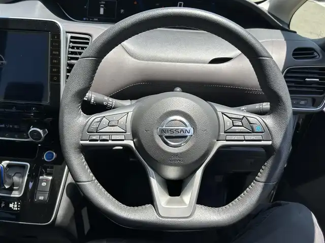 日産 セレナ e－パワー ハイウェイスター V 和歌山県 2020(令2)年 5.5万km パール 純正ナビ/純正フリップダウンモニター/アラウンドビューモニター/フルセグTV/デジタルインナーミラー/（BT/CD/DVD)/エマージェンシーブレーキ/プロパイロット/ブラインドスポットモニター/レーンキープ/横滑り防止装置/両側パワースライドドア/ドライブレコーダー/ETC/純正フロアマット/純正アルミホイール/アイドリングストップ/LEDヘッドライト/オートライト/オートマチックハイビーム