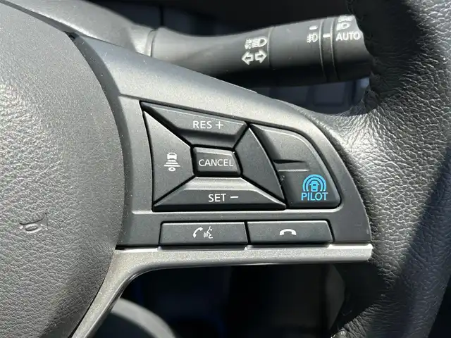 日産 セレナ e－パワー ハイウェイスター V 和歌山県 2020(令2)年 5.5万km パール 純正ナビ/純正フリップダウンモニター/アラウンドビューモニター/フルセグTV/デジタルインナーミラー/（BT/CD/DVD)/エマージェンシーブレーキ/プロパイロット/ブラインドスポットモニター/レーンキープ/横滑り防止装置/両側パワースライドドア/ドライブレコーダー/ETC/純正フロアマット/純正アルミホイール/アイドリングストップ/LEDヘッドライト/オートライト/オートマチックハイビーム