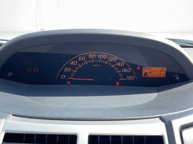 トヨタ ヴィッツ F 岩手県 2008(平20)年 13.2万km ホワイト ミュージックプレイヤー接続　１４インチアルミホイール　ＣＤ一体ＡＭ／ＦＭラジオ　純正フロアマット　ワイパーデアイサー　スペアタイヤ　ＨＩＤヘッドライト　リモコンキー　電動格納ミラー　電源ソケット