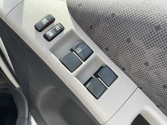 トヨタ ヴィッツ F 岩手県 2008(平20)年 13.2万km ホワイト ミュージックプレイヤー接続　１４インチアルミホイール　ＣＤ一体ＡＭ／ＦＭラジオ　純正フロアマット　ワイパーデアイサー　スペアタイヤ　ＨＩＤヘッドライト　リモコンキー　電動格納ミラー　電源ソケット