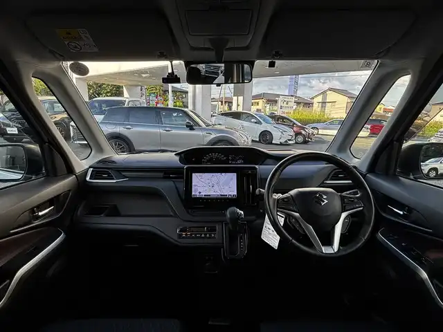 スズキ ソリオ バンディット HV MV 熊本県 2023(令5)年 2.4万km ピュアホワイトP 純正9インチナビ（3A103-59S06）/【フルセグTV/CD/DVD】/全方位カメラ/バックカメラ/両側パワースライドドア/レーダークルーズコントロール/衝突被害軽減ブレーキ/レーンキープアシスト/ヘッドアップディスプレイ/アイドリングストップ/シートヒーター/純正15インチAW/前後ドライブレコーダー/ビルトインETC/オートLEDヘッドライト/ウィンカーミラー/プッシュスタート/ステアリングスイッチ/純正フロアマット/純正ドアバイザー/横滑り防止/盗難防止装置/保証書/取扱説明書