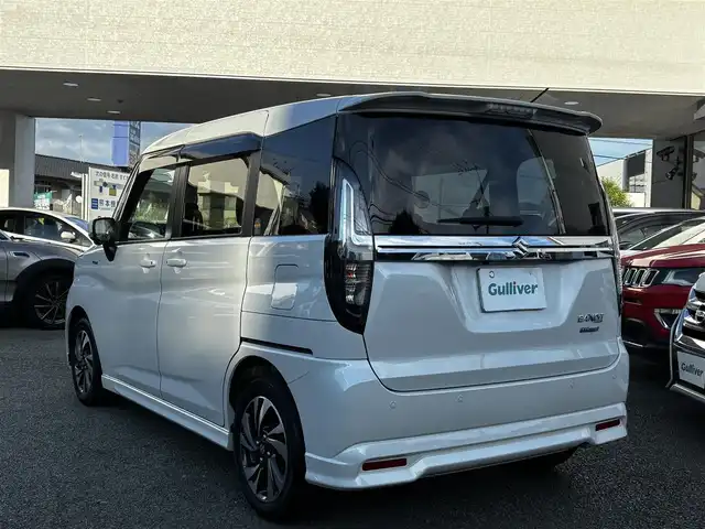 スズキ ソリオ バンディット HV MV 熊本県 2023(令5)年 2.4万km ピュアホワイトP 純正9インチナビ（3A103-59S06）/【フルセグTV/CD/DVD】/全方位カメラ/バックカメラ/両側パワースライドドア/レーダークルーズコントロール/衝突被害軽減ブレーキ/レーンキープアシスト/ヘッドアップディスプレイ/アイドリングストップ/シートヒーター/純正15インチAW/前後ドライブレコーダー/ビルトインETC/オートLEDヘッドライト/ウィンカーミラー/プッシュスタート/ステアリングスイッチ/純正フロアマット/純正ドアバイザー/横滑り防止/盗難防止装置/保証書/取扱説明書