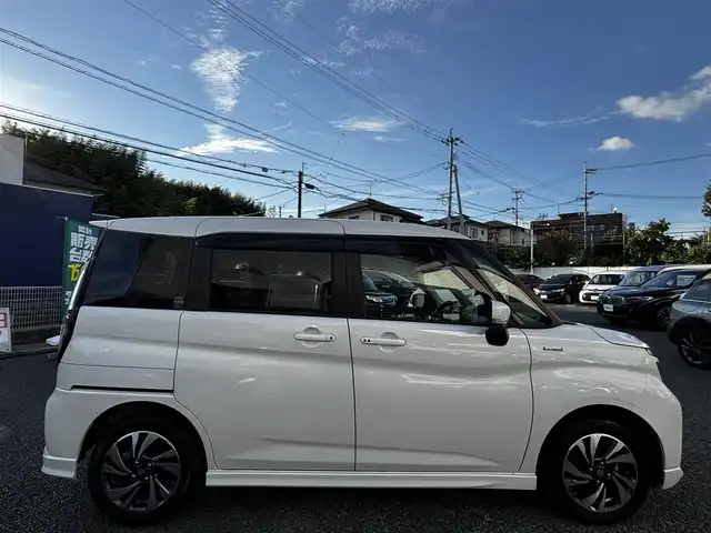 スズキ ソリオ バンディット HV MV 熊本県 2023(令5)年 2.4万km ピュアホワイトP 純正9インチナビ（3A103-59S06）/【フルセグTV/CD/DVD】/全方位カメラ/バックカメラ/両側パワースライドドア/レーダークルーズコントロール/衝突被害軽減ブレーキ/レーンキープアシスト/ヘッドアップディスプレイ/アイドリングストップ/シートヒーター/純正15インチAW/前後ドライブレコーダー/ビルトインETC/オートLEDヘッドライト/ウィンカーミラー/プッシュスタート/ステアリングスイッチ/純正フロアマット/純正ドアバイザー/横滑り防止/盗難防止装置/保証書/取扱説明書