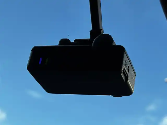 スズキ ソリオ バンディット HV MV 熊本県 2023(令5)年 2.4万km ピュアホワイトP 純正9インチナビ（3A103-59S06）/【フルセグTV/CD/DVD】/全方位カメラ/バックカメラ/両側パワースライドドア/レーダークルーズコントロール/衝突被害軽減ブレーキ/レーンキープアシスト/ヘッドアップディスプレイ/アイドリングストップ/シートヒーター/純正15インチAW/前後ドライブレコーダー/ビルトインETC/オートLEDヘッドライト/ウィンカーミラー/プッシュスタート/ステアリングスイッチ/純正フロアマット/純正ドアバイザー/横滑り防止/盗難防止装置/保証書/取扱説明書
