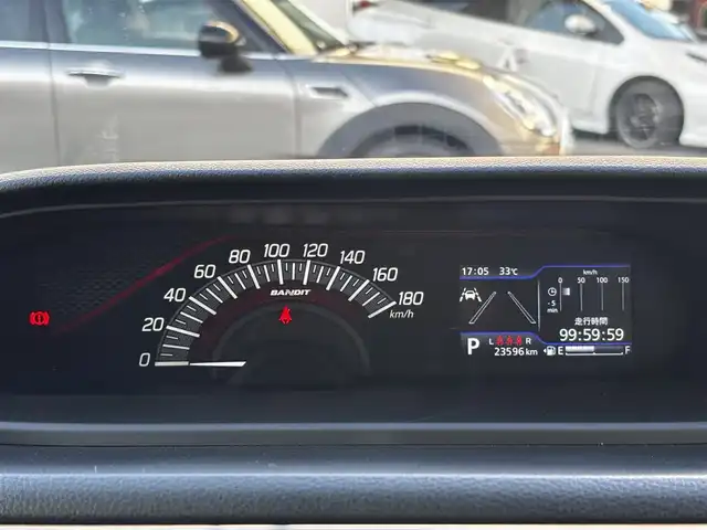 スズキ ソリオ バンディット HV MV 熊本県 2023(令5)年 2.4万km ピュアホワイトP 純正9インチナビ（3A103-59S06）/【フルセグTV/CD/DVD】/全方位カメラ/バックカメラ/両側パワースライドドア/レーダークルーズコントロール/衝突被害軽減ブレーキ/レーンキープアシスト/ヘッドアップディスプレイ/アイドリングストップ/シートヒーター/純正15インチAW/前後ドライブレコーダー/ビルトインETC/オートLEDヘッドライト/ウィンカーミラー/プッシュスタート/ステアリングスイッチ/純正フロアマット/純正ドアバイザー/横滑り防止/盗難防止装置/保証書/取扱説明書
