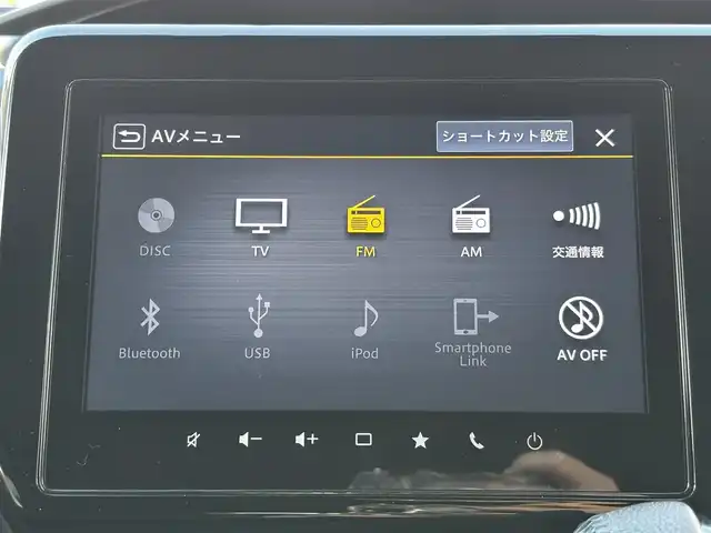 スズキ ソリオ バンディット HV MV 熊本県 2023(令5)年 2.4万km ピュアホワイトP 純正9インチナビ（3A103-59S06）/【フルセグTV/CD/DVD】/全方位カメラ/バックカメラ/両側パワースライドドア/レーダークルーズコントロール/衝突被害軽減ブレーキ/レーンキープアシスト/ヘッドアップディスプレイ/アイドリングストップ/シートヒーター/純正15インチAW/前後ドライブレコーダー/ビルトインETC/オートLEDヘッドライト/ウィンカーミラー/プッシュスタート/ステアリングスイッチ/純正フロアマット/純正ドアバイザー/横滑り防止/盗難防止装置/保証書/取扱説明書