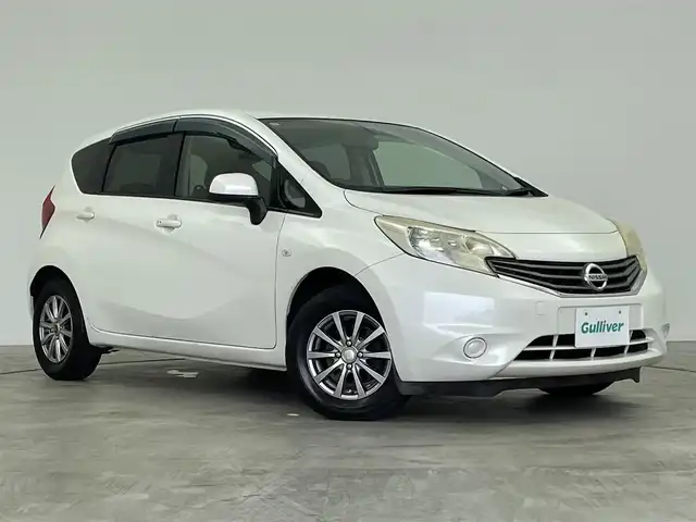 日産 ノート X 群馬県 2013(平25)年 7.9万km ブリリアントホワイトパール ・純正７インチナビ/・AM/FM/・SD/AUX/CD/iPod/・全方位モニター/・ワンセグTV/・スマートキー/・プッシュスタート/・アイドリングストップ/・ABS/・盗難防止装置/・社外１４インチアルミホイール/・社外ETC/・電動格納ミラー/・純正フロアマット/・ドアバイザー/・マニュアルエアコン/・スペアキー×１本/・ヘッドライトレベライザー/・パワーウィンドウ