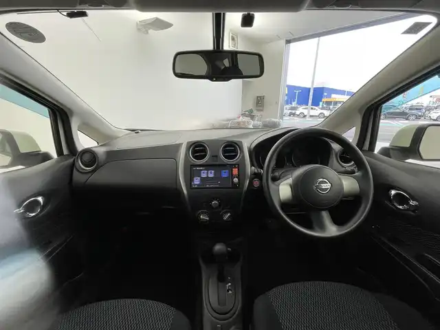 日産 ノート X 群馬県 2013(平25)年 7.9万km ブリリアントホワイトパール ・純正７インチナビ/・AM/FM/・SD/AUX/CD/iPod/・全方位モニター/・ワンセグTV/・スマートキー/・プッシュスタート/・アイドリングストップ/・ABS/・盗難防止装置/・社外１４インチアルミホイール/・社外ETC/・電動格納ミラー/・純正フロアマット/・ドアバイザー/・マニュアルエアコン/・スペアキー×１本/・ヘッドライトレベライザー/・パワーウィンドウ