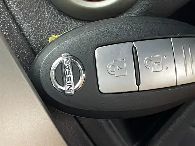 日産 ノート X 群馬県 2013(平25)年 7.9万km ブリリアントホワイトパール ・純正７インチナビ/・AM/FM/・SD/AUX/CD/iPod/・全方位モニター/・ワンセグTV/・スマートキー/・プッシュスタート/・アイドリングストップ/・ABS/・盗難防止装置/・社外１４インチアルミホイール/・社外ETC/・電動格納ミラー/・純正フロアマット/・ドアバイザー/・マニュアルエアコン/・スペアキー×１本/・ヘッドライトレベライザー/・パワーウィンドウ