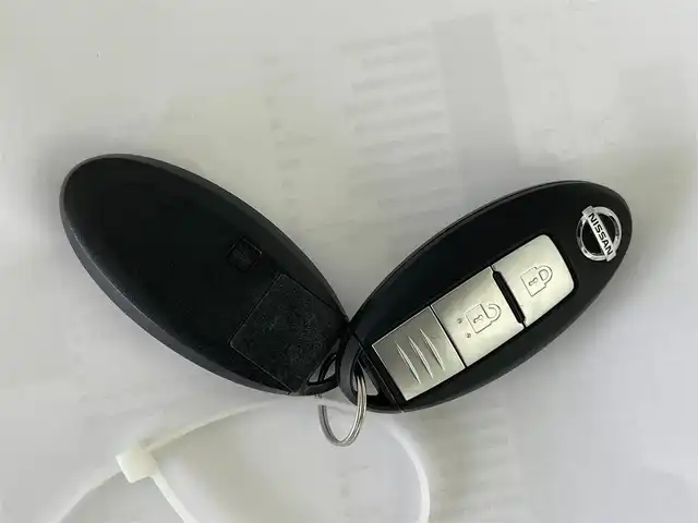 日産 ノート X 群馬県 2013(平25)年 7.9万km ブリリアントホワイトパール ・純正７インチナビ/・AM/FM/・SD/AUX/CD/iPod/・全方位モニター/・ワンセグTV/・スマートキー/・プッシュスタート/・アイドリングストップ/・ABS/・盗難防止装置/・社外１４インチアルミホイール/・社外ETC/・電動格納ミラー/・純正フロアマット/・ドアバイザー/・マニュアルエアコン/・スペアキー×１本/・ヘッドライトレベライザー/・パワーウィンドウ