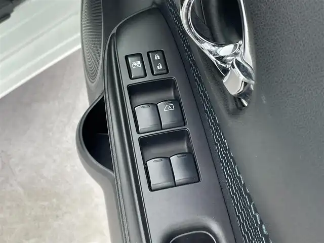 日産 ノート X 群馬県 2013(平25)年 7.9万km ブリリアントホワイトパール ・純正７インチナビ/・AM/FM/・SD/AUX/CD/iPod/・全方位モニター/・ワンセグTV/・スマートキー/・プッシュスタート/・アイドリングストップ/・ABS/・盗難防止装置/・社外１４インチアルミホイール/・社外ETC/・電動格納ミラー/・純正フロアマット/・ドアバイザー/・マニュアルエアコン/・スペアキー×１本/・ヘッドライトレベライザー/・パワーウィンドウ