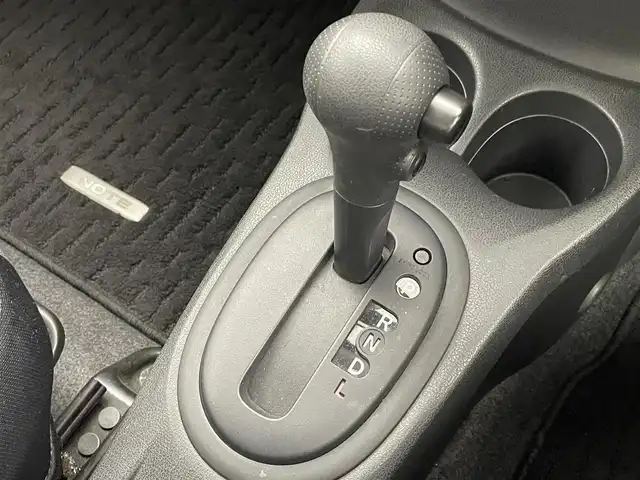 日産 ノート X 群馬県 2013(平25)年 7.9万km ブリリアントホワイトパール ・純正７インチナビ/・AM/FM/・SD/AUX/CD/iPod/・全方位モニター/・ワンセグTV/・スマートキー/・プッシュスタート/・アイドリングストップ/・ABS/・盗難防止装置/・社外１４インチアルミホイール/・社外ETC/・電動格納ミラー/・純正フロアマット/・ドアバイザー/・マニュアルエアコン/・スペアキー×１本/・ヘッドライトレベライザー/・パワーウィンドウ