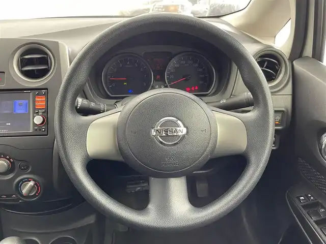 日産 ノート X 群馬県 2013(平25)年 7.9万km ブリリアントホワイトパール ・純正７インチナビ/・AM/FM/・SD/AUX/CD/iPod/・全方位モニター/・ワンセグTV/・スマートキー/・プッシュスタート/・アイドリングストップ/・ABS/・盗難防止装置/・社外１４インチアルミホイール/・社外ETC/・電動格納ミラー/・純正フロアマット/・ドアバイザー/・マニュアルエアコン/・スペアキー×１本/・ヘッドライトレベライザー/・パワーウィンドウ