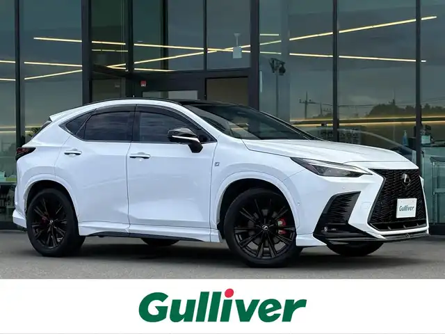 レクサス ＮＸ 350h Fスポーツ 東京都 2023(令5)年 3.1万km パール Lexus Teammate/Advanced Drive/Advanced Park/Lexus Safety System+/・レーダークルーズコントロール/・AHS(アダプティブハイビームシステム）/・AHB(オートマチックハイビーム)/・PCS（プリクラッシュセーフティ）/・LTA（レーントレーシングアシスト）/・LCA（レーンチェンジアシスト）/・LDA（レーンディパーチャーアラート）/・レーダークルーズコントロール/TRDエアロ：フロント・サイド・リア/14インチナビ付ディスプレイオーディオ/・フルセグTV/・Bluetooth接続/・USB入力端子/・MiraCast/カラーヘッドアップディスプレイ/デジタルインナーミラー/JES製TVコントロール（キャンセラー）/F SPORT専用ブレーキキャリパー/パノラマルーフ・サンルーフ/タッチトレーサーオペレーション/ハンズフリーパワーバックドア/後席6：4分割可倒式シート/内装色：“F SPORTフレアレッド/TRAILモード/e-ラッチ/パワーシート/エアシート/全席シートヒーター/ステアリングヒーター/1500Ｗコンセント/ETC2.0/ドアバイザー/スマートキー