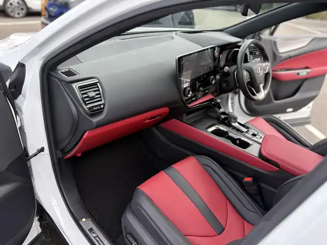 レクサス ＮＸ 350h Fスポーツ 東京都 2023(令5)年 3.1万km パール Lexus Teammate/Advanced Drive/Advanced Park/Lexus Safety System+/・レーダークルーズコントロール/・AHS(アダプティブハイビームシステム）/・AHB(オートマチックハイビーム)/・PCS（プリクラッシュセーフティ）/・LTA（レーントレーシングアシスト）/・LCA（レーンチェンジアシスト）/・LDA（レーンディパーチャーアラート）/・レーダークルーズコントロール/TRDエアロ：フロント・サイド・リア/14インチナビ付ディスプレイオーディオ/・フルセグTV/・Bluetooth接続/・USB入力端子/・MiraCast/カラーヘッドアップディスプレイ/デジタルインナーミラー/JES製TVコントロール（キャンセラー）/F SPORT専用ブレーキキャリパー/パノラマルーフ・サンルーフ/タッチトレーサーオペレーション/ハンズフリーパワーバックドア/後席6：4分割可倒式シート/内装色：“F SPORTフレアレッド/TRAILモード/e-ラッチ/パワーシート/エアシート/全席シートヒーター/ステアリングヒーター/1500Ｗコンセント/ETC2.0/ドアバイザー/スマートキー