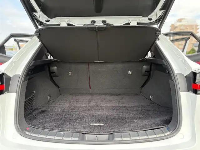 レクサス ＮＸ 350h Fスポーツ 東京都 2023(令5)年 3.1万km パール Lexus Teammate/Advanced Drive/Advanced Park/Lexus Safety System+/・レーダークルーズコントロール/・AHS(アダプティブハイビームシステム）/・AHB(オートマチックハイビーム)/・PCS（プリクラッシュセーフティ）/・LTA（レーントレーシングアシスト）/・LCA（レーンチェンジアシスト）/・LDA（レーンディパーチャーアラート）/・レーダークルーズコントロール/TRDエアロ：フロント・サイド・リア/14インチナビ付ディスプレイオーディオ/・フルセグTV/・Bluetooth接続/・USB入力端子/・MiraCast/カラーヘッドアップディスプレイ/デジタルインナーミラー/JES製TVコントロール（キャンセラー）/F SPORT専用ブレーキキャリパー/パノラマルーフ・サンルーフ/タッチトレーサーオペレーション/ハンズフリーパワーバックドア/後席6：4分割可倒式シート/内装色：“F SPORTフレアレッド/TRAILモード/e-ラッチ/パワーシート/エアシート/全席シートヒーター/ステアリングヒーター/1500Ｗコンセント/ETC2.0/ドアバイザー/スマートキー