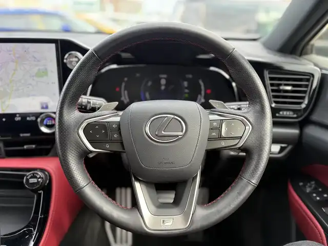 レクサス ＮＸ 350h Fスポーツ 東京都 2023(令5)年 3.1万km パール Lexus Teammate/Advanced Drive/Advanced Park/Lexus Safety System+/・レーダークルーズコントロール/・AHS(アダプティブハイビームシステム）/・AHB(オートマチックハイビーム)/・PCS（プリクラッシュセーフティ）/・LTA（レーントレーシングアシスト）/・LCA（レーンチェンジアシスト）/・LDA（レーンディパーチャーアラート）/・レーダークルーズコントロール/TRDエアロ：フロント・サイド・リア/14インチナビ付ディスプレイオーディオ/・フルセグTV/・Bluetooth接続/・USB入力端子/・MiraCast/カラーヘッドアップディスプレイ/デジタルインナーミラー/JES製TVコントロール（キャンセラー）/F SPORT専用ブレーキキャリパー/パノラマルーフ・サンルーフ/タッチトレーサーオペレーション/ハンズフリーパワーバックドア/後席6：4分割可倒式シート/内装色：“F SPORTフレアレッド/TRAILモード/e-ラッチ/パワーシート/エアシート/全席シートヒーター/ステアリングヒーター/1500Ｗコンセント/ETC2.0/ドアバイザー/スマートキー
