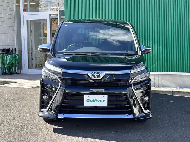トヨタ ヴォクシー ZS 煌Ⅲ 宮城県 2021(令3)年 4万km ブラック セーフティセンス/・プリクラッシュセーフティ/・レーンディパーチャーアラート/・オートマチックハイビーム/先行車発進告知機能/インテリジェントクリアランスソナー/純正12インチフリップダウンモニター（V12T-R68C）/純正10インチナビ（NSZN-Z68T）/・CD/DVD/・Bluetooth/・フルセグTV/バックカメラ/ビルトインETC2.0/両側パワースライドドア/ハーフレザーシート/革巻きステアリング/クルーズコントロール/ステアリングスイッチ/LEDヘッドランプ/フォグランプ/オートライト/スマートキー＆プッシュスタート/電動格納ミラー/純正16インチAW/純正フロアマット/純正ドアバイザー/Wエアバッグ
