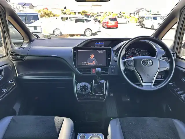 トヨタ ヴォクシー ZS 煌Ⅲ 宮城県 2021(令3)年 4万km ブラック セーフティセンス/・プリクラッシュセーフティ/・レーンディパーチャーアラート/・オートマチックハイビーム/先行車発進告知機能/インテリジェントクリアランスソナー/純正12インチフリップダウンモニター（V12T-R68C）/純正10インチナビ（NSZN-Z68T）/・CD/DVD/・Bluetooth/・フルセグTV/バックカメラ/ビルトインETC2.0/両側パワースライドドア/ハーフレザーシート/革巻きステアリング/クルーズコントロール/ステアリングスイッチ/LEDヘッドランプ/フォグランプ/オートライト/スマートキー＆プッシュスタート/電動格納ミラー/純正16インチAW/純正フロアマット/純正ドアバイザー/Wエアバッグ