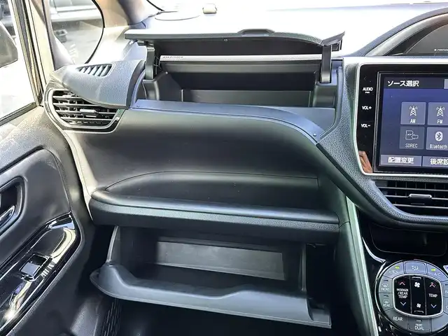 トヨタ ヴォクシー ZS 煌Ⅲ 宮城県 2021(令3)年 4万km ブラック セーフティセンス/・プリクラッシュセーフティ/・レーンディパーチャーアラート/・オートマチックハイビーム/先行車発進告知機能/インテリジェントクリアランスソナー/純正12インチフリップダウンモニター（V12T-R68C）/純正10インチナビ（NSZN-Z68T）/・CD/DVD/・Bluetooth/・フルセグTV/バックカメラ/ビルトインETC2.0/両側パワースライドドア/ハーフレザーシート/革巻きステアリング/クルーズコントロール/ステアリングスイッチ/LEDヘッドランプ/フォグランプ/オートライト/スマートキー＆プッシュスタート/電動格納ミラー/純正16インチAW/純正フロアマット/純正ドアバイザー/Wエアバッグ