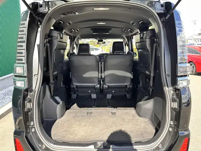 トヨタ ヴォクシー ZS 煌Ⅲ 宮城県 2021(令3)年 4万km ブラック セーフティセンス/・プリクラッシュセーフティ/・レーンディパーチャーアラート/・オートマチックハイビーム/先行車発進告知機能/インテリジェントクリアランスソナー/純正12インチフリップダウンモニター（V12T-R68C）/純正10インチナビ（NSZN-Z68T）/・CD/DVD/・Bluetooth/・フルセグTV/バックカメラ/ビルトインETC2.0/両側パワースライドドア/ハーフレザーシート/革巻きステアリング/クルーズコントロール/ステアリングスイッチ/LEDヘッドランプ/フォグランプ/オートライト/スマートキー＆プッシュスタート/電動格納ミラー/純正16インチAW/純正フロアマット/純正ドアバイザー/Wエアバッグ