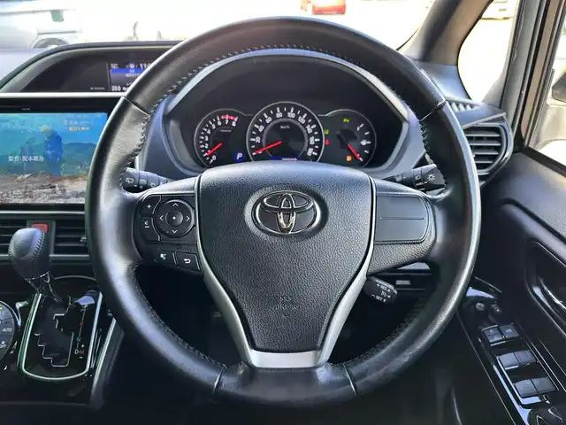 トヨタ ヴォクシー ZS 煌Ⅲ 宮城県 2021(令3)年 4万km ブラック セーフティセンス/・プリクラッシュセーフティ/・レーンディパーチャーアラート/・オートマチックハイビーム/先行車発進告知機能/インテリジェントクリアランスソナー/純正12インチフリップダウンモニター（V12T-R68C）/純正10インチナビ（NSZN-Z68T）/・CD/DVD/・Bluetooth/・フルセグTV/バックカメラ/ビルトインETC2.0/両側パワースライドドア/ハーフレザーシート/革巻きステアリング/クルーズコントロール/ステアリングスイッチ/LEDヘッドランプ/フォグランプ/オートライト/スマートキー＆プッシュスタート/電動格納ミラー/純正16インチAW/純正フロアマット/純正ドアバイザー/Wエアバッグ