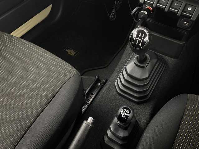 スズキ ジムニー XC 新潟県 2018(平30)年 3.8万km シフォンアイボリーM パート4WD/5速マニュアル/デュアルセンサーブレーキサポート/純正ディスプレイオーディオ/　CD/DVD/Bluetooth/バックカメラ/クルーズコントロール/LEDオートライト/フォグランプ/純正16インチアルミホイール/ドラレコ/電格ミラー/ウィンカーミラー/スマートキー/ビルトインETC2.0