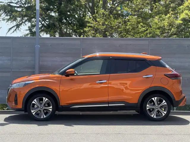 日産 キックス X ツートーンインテリアED 三重県 2021(令3)年 2.6万km プレミアムコロナオレンジ ワンオーナー禁煙車/純正9インチナビ/　フルセグ/CD/DVD/Bluetooth/アラウンドビューモニター/デジタルインナーミラー/プロパイロット/前席シートヒーター/LEDヘッドライト/LEDフォグランプ/前後ドライブレコーダー/ステアリングリモコン/ステアリングヒーター/ビルトインETC/レーダークルーズコントロール/クリアランスソナー/ツートンレザーシート/ルーフレール/ブレーキホールド/電動ブレーキホールド/純正17インチアルミホイール/スマートキー×2/取扱説明書/保証書