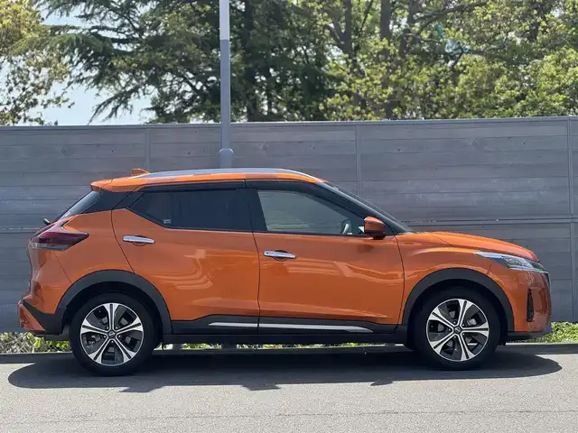 日産 キックス X ツートーンインテリアED 三重県 2021(令3)年 2.6万km プレミアムコロナオレンジ ワンオーナー禁煙車/純正9インチナビ/　フルセグ/CD/DVD/Bluetooth/アラウンドビューモニター/デジタルインナーミラー/プロパイロット/前席シートヒーター/LEDヘッドライト/LEDフォグランプ/前後ドライブレコーダー/ステアリングリモコン/ステアリングヒーター/ビルトインETC/レーダークルーズコントロール/クリアランスソナー/ツートンレザーシート/ルーフレール/ブレーキホールド/電動ブレーキホールド/純正17インチアルミホイール/スマートキー×2/取扱説明書/保証書