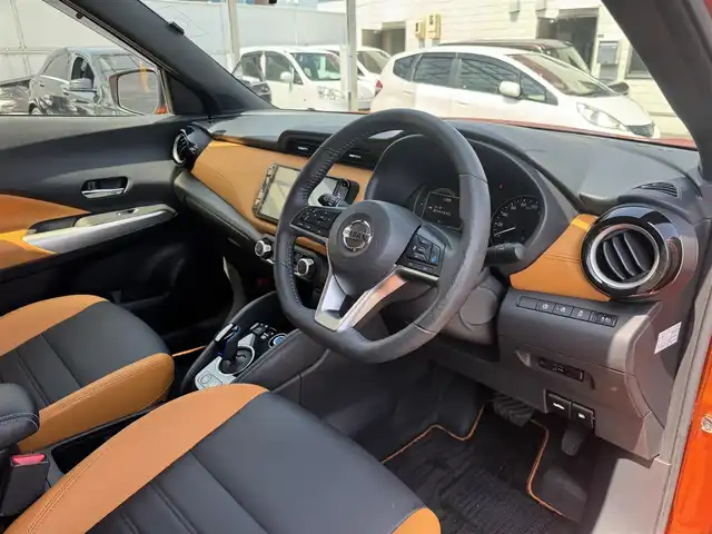 日産 キックス X ツートーンインテリアED 三重県 2021(令3)年 2.6万km プレミアムコロナオレンジ ワンオーナー禁煙車/純正9インチナビ/　フルセグ/CD/DVD/Bluetooth/アラウンドビューモニター/デジタルインナーミラー/プロパイロット/前席シートヒーター/LEDヘッドライト/LEDフォグランプ/前後ドライブレコーダー/ステアリングリモコン/ステアリングヒーター/ビルトインETC/レーダークルーズコントロール/クリアランスソナー/ツートンレザーシート/ルーフレール/ブレーキホールド/電動ブレーキホールド/純正17インチアルミホイール/スマートキー×2/取扱説明書/保証書