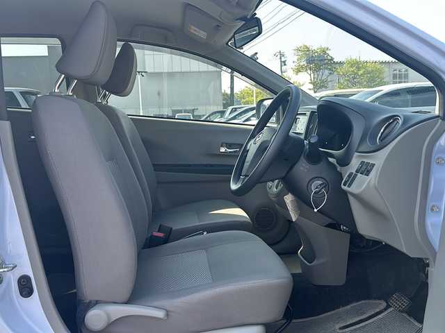 ダイハツ ミラ イース X スマートセレクションSA 石川県 2014(平26)年 11.3万km スカイブルー 衝突被害軽減システム/アイドリングストップ/車載工具付き/・ジャッキ/・パンク修理材/・電動エアコンプレッサー/電動格納ミラー/純正フロアマット/純正ドアバイザー/取扱説明書/保証書