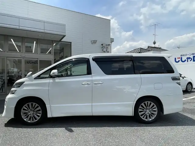 トヨタ ヴェルファイア 2．4Z ゴールデンアイズ 埼玉県 2012(平24)年 11.5万km ホワイトパールクリスタルシャイン (株)IDOMが運営する【じしゃロン鳩ヶ谷店】の自社ローン専用車両になりますこちらは現金またはオートローンご利用時の価格です。自社ローンご希望の方は別途その旨お申付け下さい/純正SDナビ【CD/DVD/Bluetooth/HDD/SD/USB/App】/フルセグTV/バックカメラ/両側パワースライドドア/ETC/クルーズコントロール/前後コーナーセンサー/ハーフレザーシート/オットマン/純正18インチアルミホイール/HIDヘッドライト/オートライト/取説、保証書