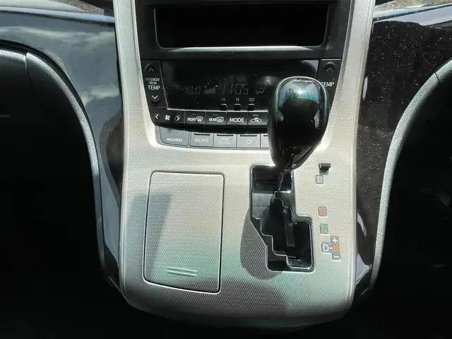 トヨタ ヴェルファイア 2．4Z ゴールデンアイズ 埼玉県 2012(平24)年 11.5万km ホワイトパールクリスタルシャイン (株)IDOMが運営する【じしゃロン鳩ヶ谷店】の自社ローン専用車両になりますこちらは現金またはオートローンご利用時の価格です。自社ローンご希望の方は別途その旨お申付け下さい/純正SDナビ【CD/DVD/Bluetooth/HDD/SD/USB/App】/フルセグTV/バックカメラ/両側パワースライドドア/ETC/クルーズコントロール/前後コーナーセンサー/ハーフレザーシート/オットマン/純正18インチアルミホイール/HIDヘッドライト/オートライト/取説、保証書