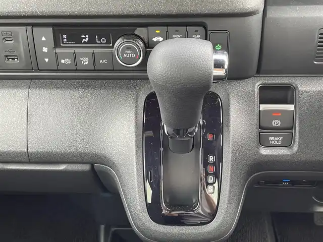 ホンダ Ｎ ＢＯＸ カスタム 愛知県 2024(令6)年 0.1万km メテオロイドグレーメタリック ・純正SDメモリーナビ/・バックカメラ/・フルセグTV/・CD/DVD再生/・ETC（新セキュリティ対応）/・ミュージックサーバー（HDD録音）/・Bluetooth/USB接続/・両側パワースライドドア/・純正フロアマット/・純正14インチアルミホイール/・LEDヘッドライト/・コーナーセンサー/・横滑り防止装置/・衝突軽減ブレーキ/・ブレーキホールド/・ドライブレコーダー/・充電用USBポート（1個）/・アダプティブクルーズコントロール