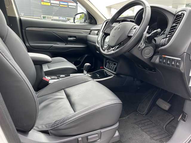 三菱 アウトランダー 24G 新潟県 2019(平31)年 3.4万km シルキーホワイト ワンオーナー/ETC2.0/ドライブレコーダー/シートヒーター/ハンドルヒーター/Bluetooth/バックカメラ/全方位カメラ/クルーズコントロール/ウィンカーミラー/アイドリングストップ/サンルーフ/ドアバイザー/プッシュスタート/パワーバックドア