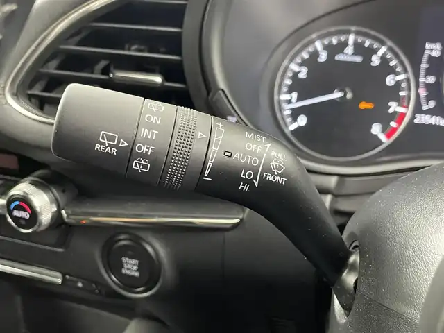 マツダ マツダ３ファストバック 15S ツーリング 埼玉県 2021(令3)年 2.4万km ソウルレッドクリスタルM スマートブレーキサポート/純正ナビゲーション/（フルセグTV/CD/DVD/Bluetooth/USB/HDMI/AM/FM）/全方位カメラ/レーダークルーズコントロール/レーンキープアシスト/ブラインドスポットモニター/ドライバーモニタリング/ヘッドアップディスプレイ/前後ドライブレコーダー/ETC/オートLEDヘッドライト/オートハイビーム/電動パーキングブレーキ/ブレーキホールド/スマートキー/プッシュスタート/純正１８インチアルミホイール