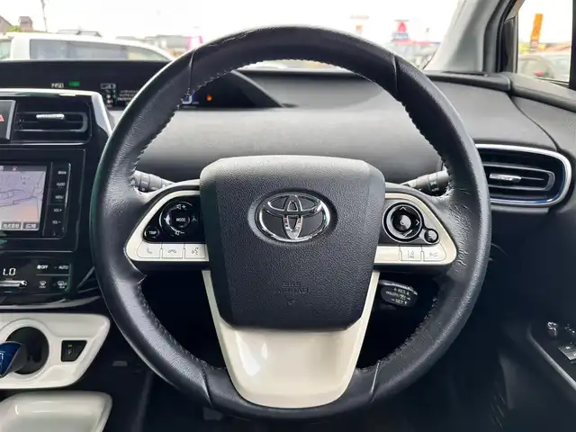 トヨタ プリウス A ツーリングセレクション 宮城県 2016(平28)年 9.8万km アティチュードブラックマイカ モデリスタエアロ（F/S/R）/セーフティセンスP/・プリクラッシュセーフティ/・レーンディパーチャーアラート/・オートマチックハイビーム/・レーダークルーズコントロール/ブラインドスポットモニター/インテリジェントクリアランスソナー/シンプルインテリジェントパーキングアシスト/ヘッドアップディスプレイ/純正ナビ（NSZT-W64）/・CD/DVD/・Bluetooth/・フルセグTV/バックカメラ/ビルトインETC/ブラック合皮シート/シートヒーター/革巻きステアリング/ステアリングスイッチ/LEDヘッドランプ/フォグランプ/オートライト/スマートキー＆プッシュスタート/電動格納ミラー/純正17インチAW/純正フロアマット/トノカバー/W/サイド/カーテンエアバッグ