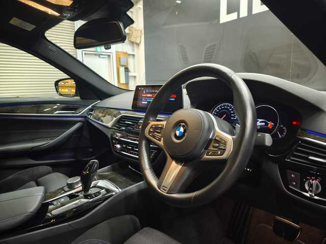 ＢＭＷ ５２３ｄ Mスポーツ 群馬県 2018(平30)年 5.6万km ブルーストーン 禁煙車/前席パワーシート/エナジーモータースポーツエアロ(フロント、リア、サイド)/エナジーモータースポーツトランクスポイラー/エナジーモータースポーツ20インチAW/イノベーションパッケージ/ACC/360°カメラ/ヘッドアップディスプレイ/ワイヤレスチャージング/インテリジェントセーフティ/パワートランク/アダプティブLEDヘッドライト