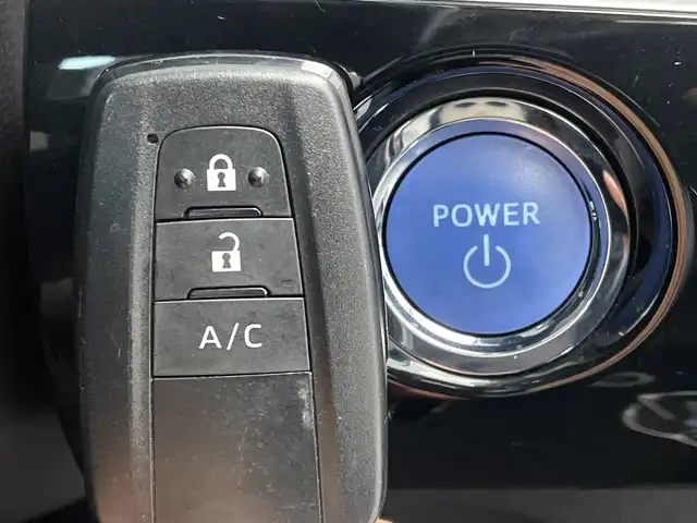トヨタ プリウス ＰＨＶ A 新潟県 2020(令2)年 2.9万km プラチナホワイトパールマイカ 純正９インチメモリナビ（Bluetooth・CD・DVD）/アラウンドビューモニター　/衝突被害軽減システム　/D席パワーシート　/前席シートヒーター　/LEDオートライト　/オートマチックハイビーム/フォグランプ/純正ビルトインETC　/フルセグ　/前後ドライブレコーダー（GL-03AP)/レーンキープアシスト　/追従クルーズコントロール/前後コーナーセンサー/プラグインハイブリッド/100V充電/パーキングアシスト/アイドリングストップ/BSM/HV・EVモード/ドライブモード切替/ステアリングヒーター/レザーステアリング/ステアリングリモコン/純正フロアマット/純正１７インチアルミホイール/スマートキー/スペアキー