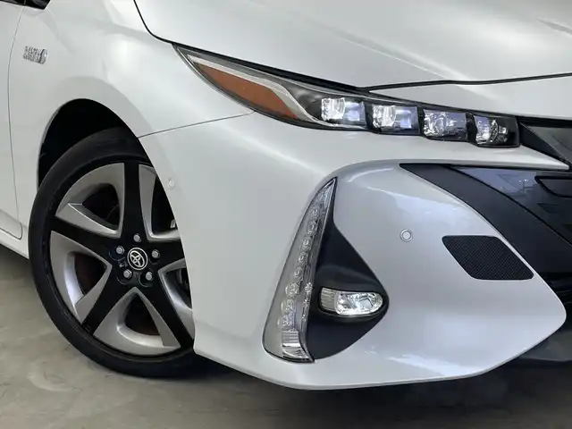 トヨタ プリウス ＰＨＶ A 新潟県 2020(令2)年 2.9万km プラチナホワイトパールマイカ 純正９インチメモリナビ（Bluetooth・CD・DVD）/アラウンドビューモニター　/衝突被害軽減システム　/D席パワーシート　/前席シートヒーター　/LEDオートライト　/オートマチックハイビーム/フォグランプ/純正ビルトインETC　/フルセグ　/前後ドライブレコーダー（GL-03AP)/レーンキープアシスト　/追従クルーズコントロール/前後コーナーセンサー/プラグインハイブリッド/100V充電/パーキングアシスト/アイドリングストップ/BSM/HV・EVモード/ドライブモード切替/ステアリングヒーター/レザーステアリング/ステアリングリモコン/純正フロアマット/純正１７インチアルミホイール/スマートキー/スペアキー