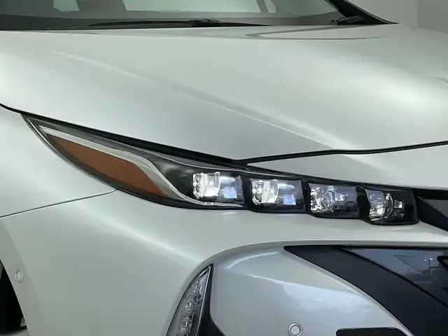 トヨタ プリウス ＰＨＶ A 新潟県 2020(令2)年 2.9万km プラチナホワイトパールマイカ 純正９インチメモリナビ（Bluetooth・CD・DVD）/アラウンドビューモニター　/衝突被害軽減システム　/D席パワーシート　/前席シートヒーター　/LEDオートライト　/オートマチックハイビーム/フォグランプ/純正ビルトインETC　/フルセグ　/前後ドライブレコーダー（GL-03AP)/レーンキープアシスト　/追従クルーズコントロール/前後コーナーセンサー/プラグインハイブリッド/100V充電/パーキングアシスト/アイドリングストップ/BSM/HV・EVモード/ドライブモード切替/ステアリングヒーター/レザーステアリング/ステアリングリモコン/純正フロアマット/純正１７インチアルミホイール/スマートキー/スペアキー