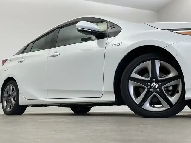 トヨタ プリウス ＰＨＶ A 新潟県 2020(令2)年 2.9万km プラチナホワイトパールマイカ 純正９インチメモリナビ（Bluetooth・CD・DVD）/アラウンドビューモニター　/衝突被害軽減システム　/D席パワーシート　/前席シートヒーター　/LEDオートライト　/オートマチックハイビーム/フォグランプ/純正ビルトインETC　/フルセグ　/前後ドライブレコーダー（GL-03AP)/レーンキープアシスト　/追従クルーズコントロール/前後コーナーセンサー/プラグインハイブリッド/100V充電/パーキングアシスト/アイドリングストップ/BSM/HV・EVモード/ドライブモード切替/ステアリングヒーター/レザーステアリング/ステアリングリモコン/純正フロアマット/純正１７インチアルミホイール/スマートキー/スペアキー